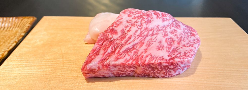 Carne di Kobe su tagliere di legno al Kobe Beef Ishida.
