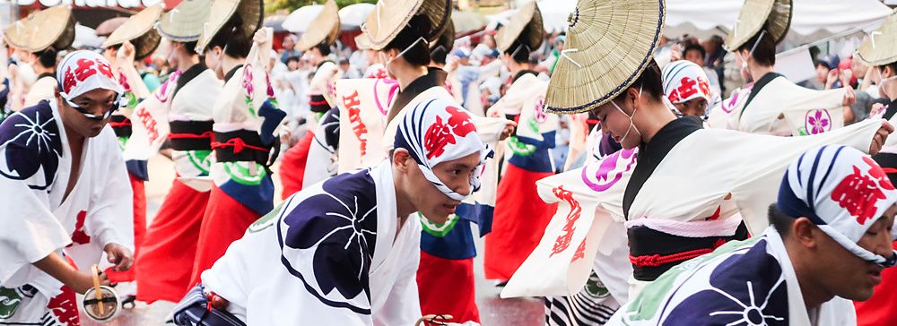 Persone in costumi tradizionali ballano al festival Koenji Awa Odori a Tokyo.