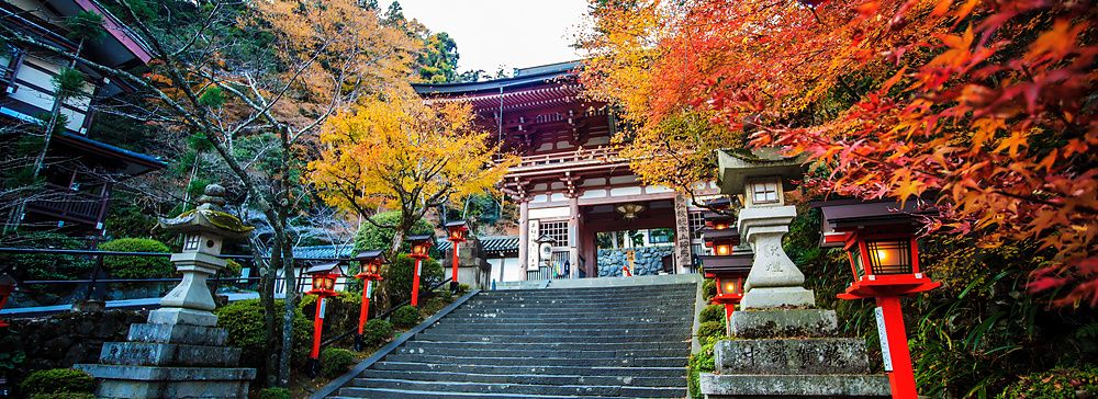 Scala del tempio Kurama-dera a Kyoto con foglie autunnali