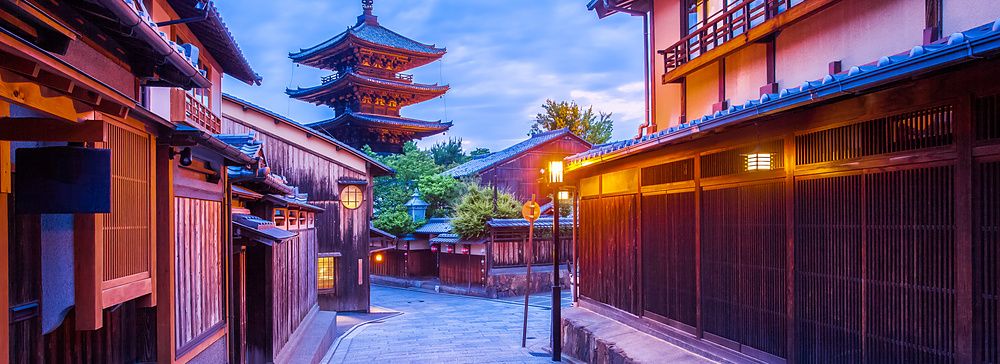 Pagoda giapponese e antica casa a Kyoto al crepuscolo.