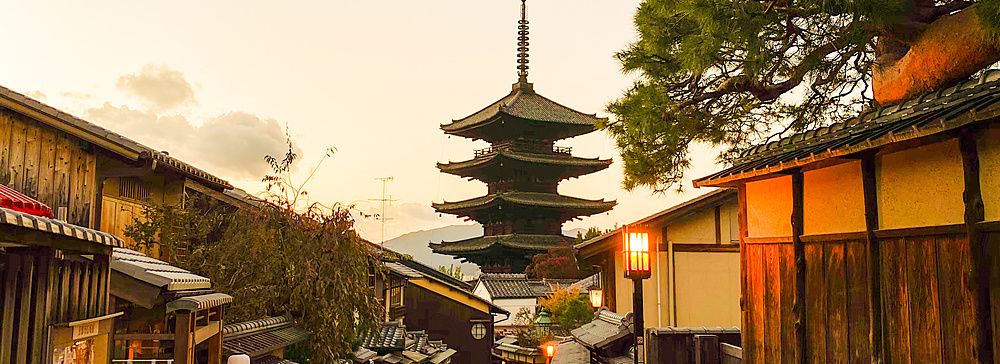 Veduta stradale della via Sannenzaka a Kyoto con la pagoda del tempio Yasaka sullo sfondo.