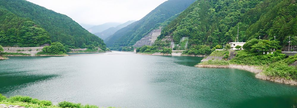 Vista panoramica del Lago Naguri a Naguri (Città di Hanno), Prefettura di Saitama, Giappone, tra colline boschive.