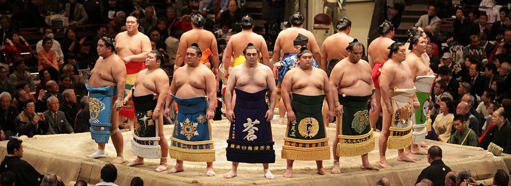 Sumo wrestlers allineati sul ring durante la cerimonia di apertura a Tokyo.