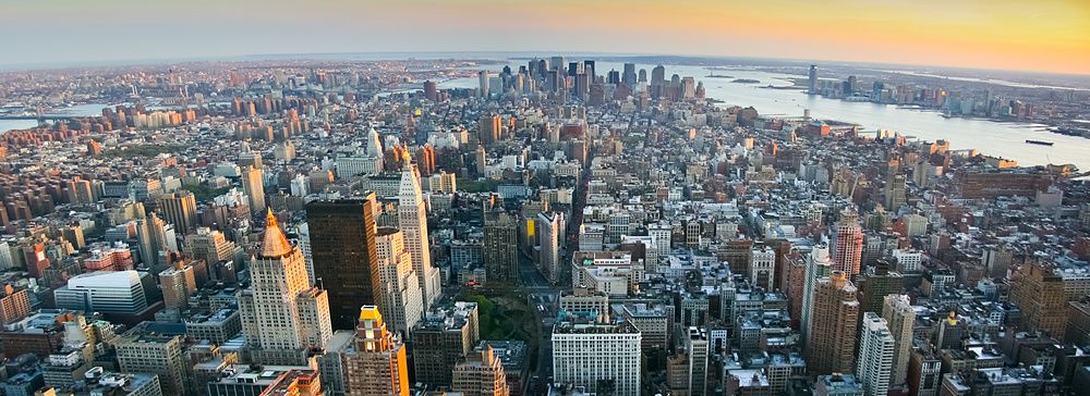 Vista panoramica di Lower Manhattan, New York, al tramonto dall'Empire State Building nel 2007.