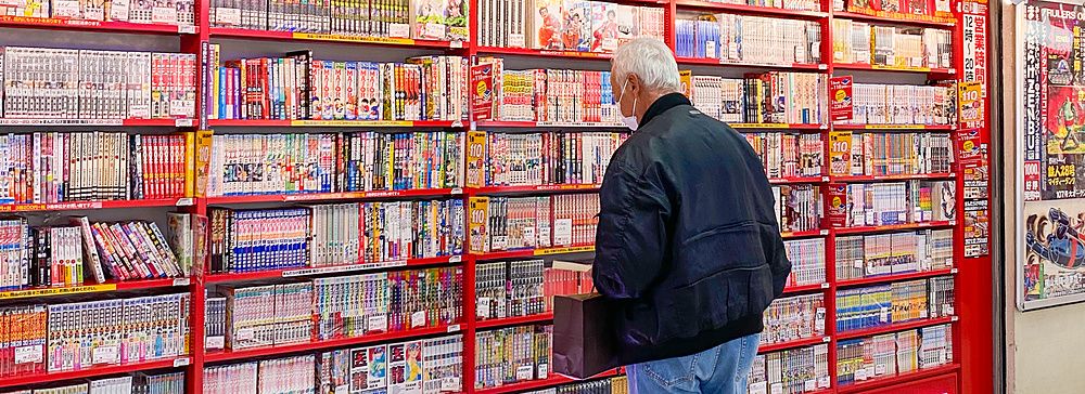 Persona davanti agli scaffali di manga in un negozio Mandarake.