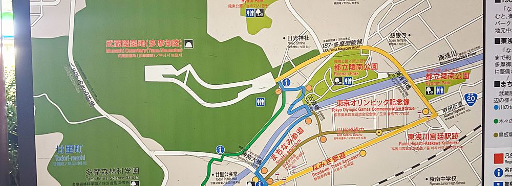 Una mappa informativa urbana situata in Giappone con percorsi e spazi verdi.