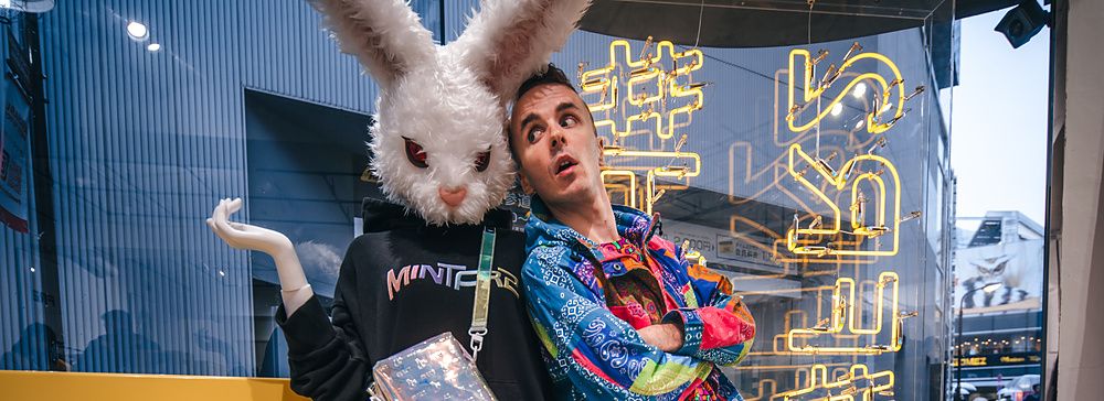 Marco Togni su panchina con manichino coniglio ad Harajuku