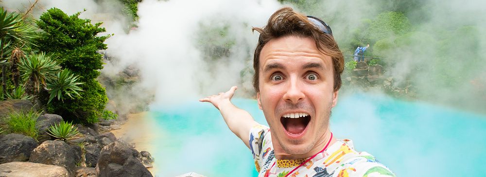 Marco Togni sorride davanti a una pozza termale fumante a Umi Jigoku, Beppu.