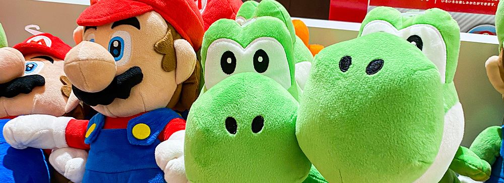 Peluche di Mario e Yoshi in vendita su uno scaffale all'interno del Nintendo Store a Shibuya.