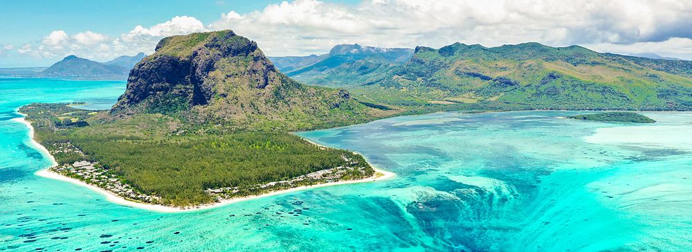 Vista aerea di Mauritius con Le Morne Brabant e cascata sottomarina.