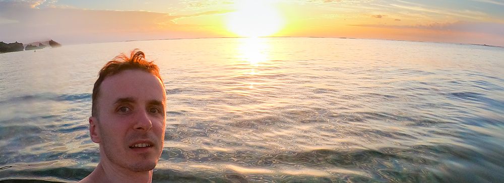 Marco Togni in acqua a Mimikiri Beach, Iriomote, con tramonto spettacolare a Okinawa.