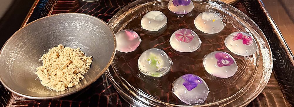 mochi colorati decorati con fiori edibili e tazze di tè al Rokujuan