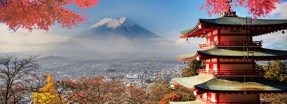 Monte Fuji con colori autunnali e pagoda in Giappone.