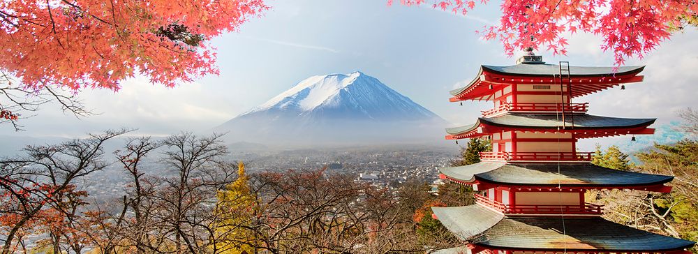 Monte Fuji e Chureito Pagoda con foglie autunnali in Giappone.