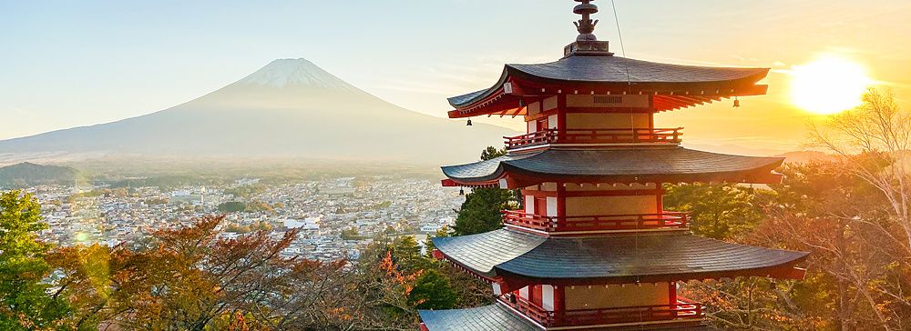 Pagoda Chureito al tramonto con il monte Fuji sullo sfondo.