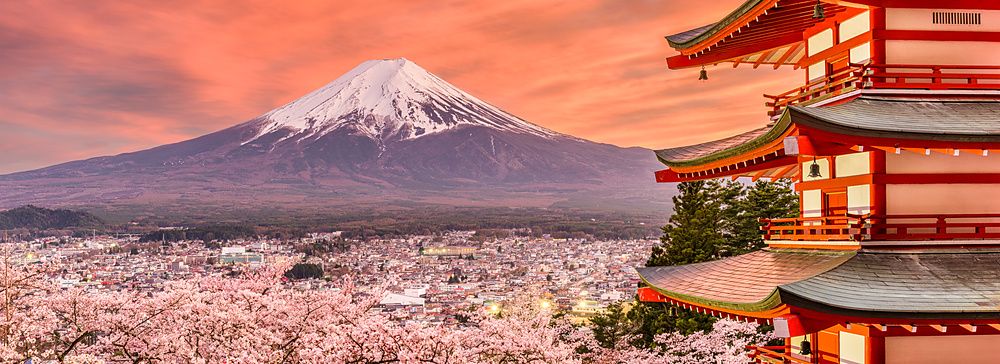 Paesaggio di Fujiyoshida con Monte Fuji e Pagoda della Pace in primavera.