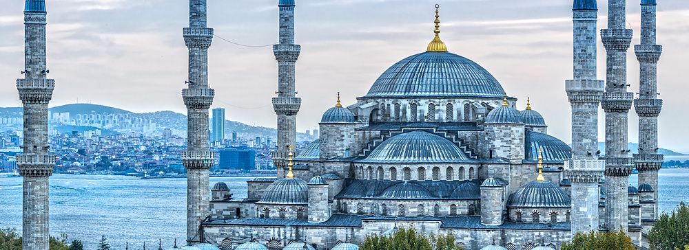 La Moschea Blu di Istanbul con i suoi minareti al crepuscolo.