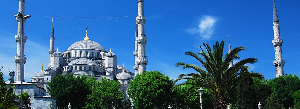 La Moschea Blu di Istanbul con i suoi sei minareti e la cupola luminosa nel cielo azzurro.