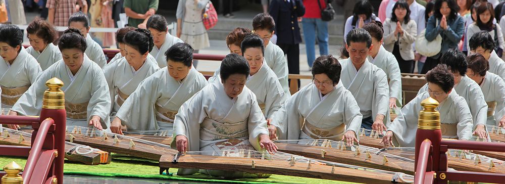 Donne in kimono suonano strumenti tradizionali al tempio Meiji Jingu, in Giappone.