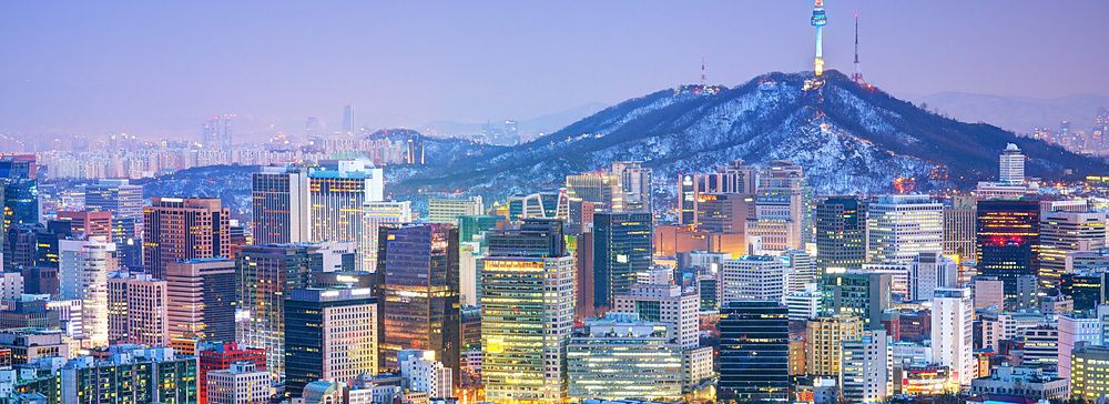 Skyline di Seoul con la Namsan Tower illuminata in serata.