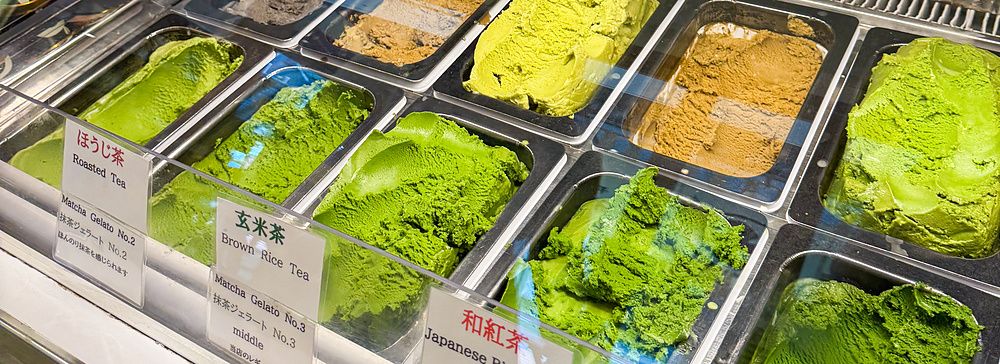 Il banco frigo del negozio Nanaya ad Aoyama mostra diverse vaschette di gelato al matcha di varie intensità di colore.