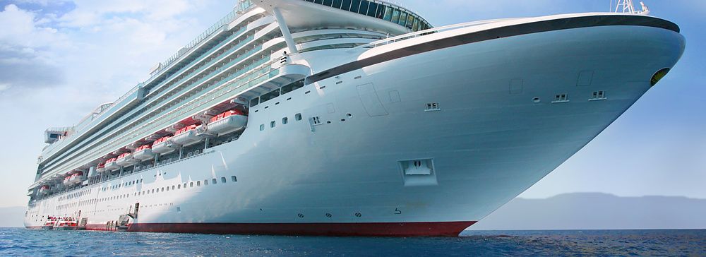 Nave da crociera sul mare con cielo azzurro.