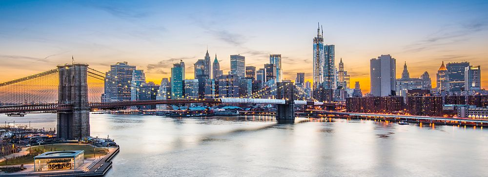 Vista di New York City sul fiume East River verso il distretto finanziario di Manhattan.