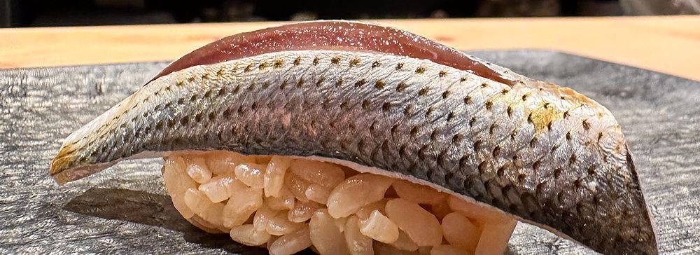 Un nigiri di kohada adagiato su un piatto in pietra presso il ristorante Sushi Punch a Tokyo.