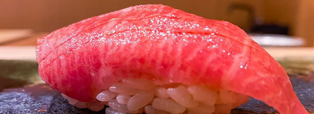 Un nigiri di otoro finemente preparato e servito su un piatto di ceramica presso il ristorante Ginza Iwa a Tokyo.