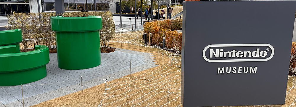 Insegna del Nintendo Museum e installazioni decorative di Super Mario in un cortile all'aperto a Kyoto.