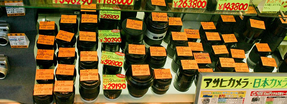 Obiettivi per fotocamere usati esposti in una vetrina in Giappone.