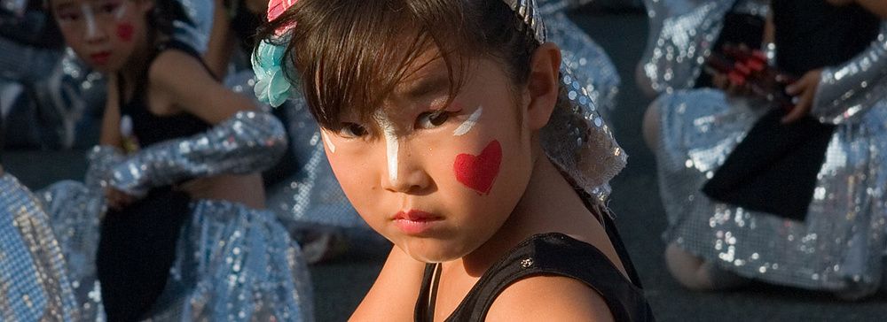 Bambina giapponese in costume al festival Ohara Matsuri di Kagoshima.