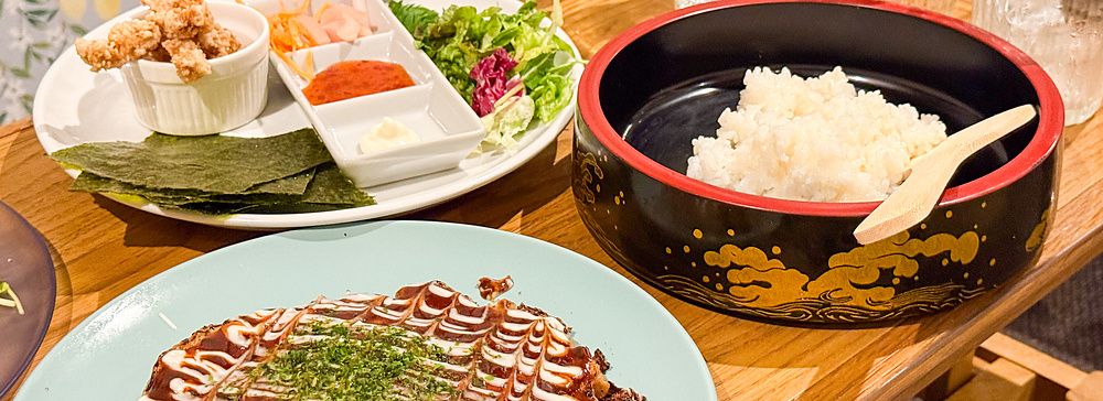 Okonomiyaki vegano e gluten free con contorni al ristorante Vegan and Gluten Free Osaka.