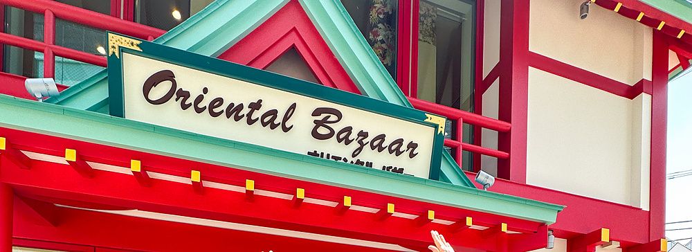 Marco Togni davanti all'Oriental Bazaar a Tokyo.