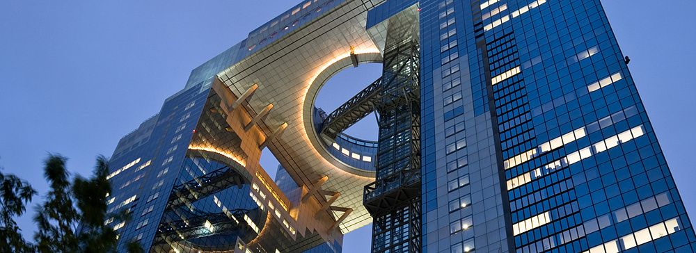 Grattacielo illuminato in Umeda, Osaka al crepuscolo.