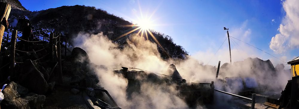 Bocche sulfuree attive nella valle vulcanica di Owakudani, Giappone.