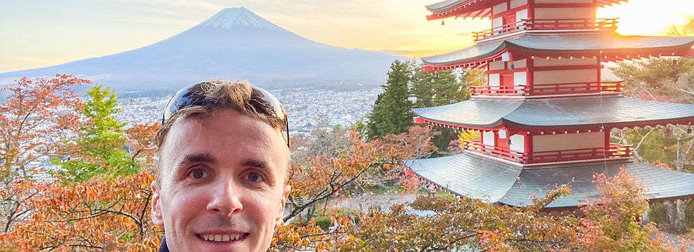 Selfie di Marco Togni di fronte alla pagoda Chureito con il Monte Fuji sullo sfondo.