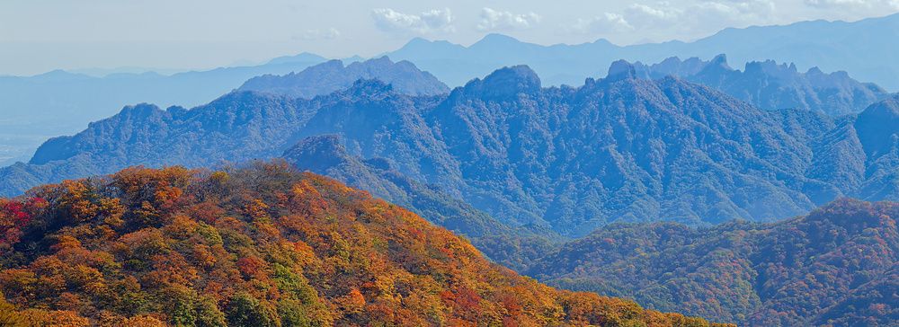 Panoramica autunnale dalla piattaforma di osservazione Usui Pass a Karuizawa con montagne sullo sfondo.