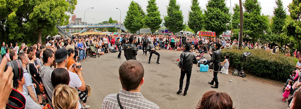 Un gruppo Rockabilly si esibisce per una folla di persone al Parco Yoyogi, in Giappone.