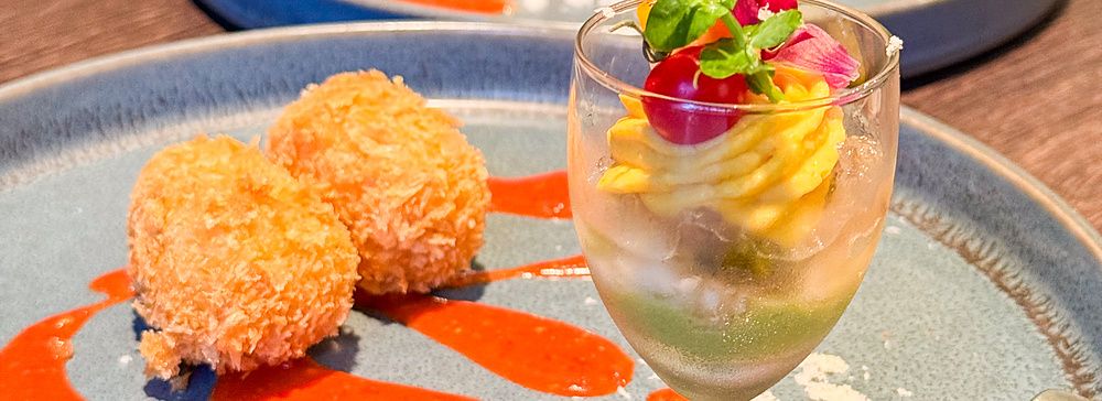Due piatti con parfait di verdure e crocchette con carne vegana serviti al ristorante Green Italian Torcia a Shinjuku.