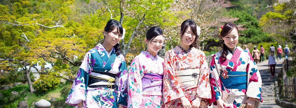 Donne giapponesi in yukata colorati nel parco Maruyama, Kyoto.