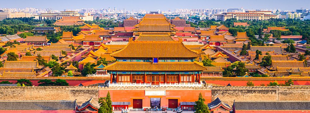 Skyline di Pechino con la Città Proibita e i suoi tetti dorati.