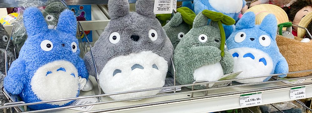 Scaffali di un negozio Hands in Giappone pieni di peluche e portachiavi dei personaggi di Totoro.