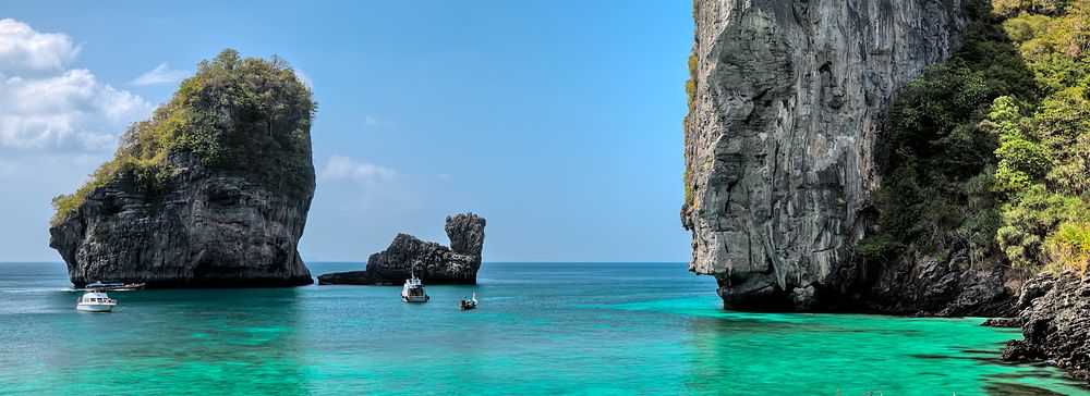 Baia di Phi Phi Island con formazioni rocciose e acque turchesi.