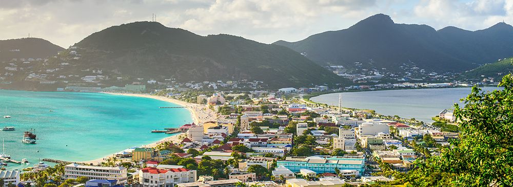 Vista di Philipsburg a Sint Maarten con il mare e le montagne sullo sfondo.