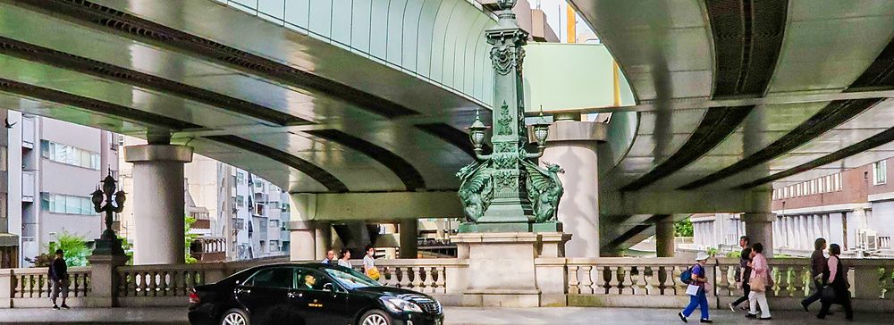 Veduta del ponte di Nihonbashi a Tokyo con le sue storiche lanterne in bronzo sotto l'autostrada sopraelevata.