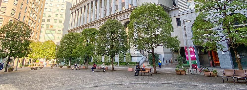 Piazza con edificio europeo nel quartiere italiano di Tokyo, Shimbashi.