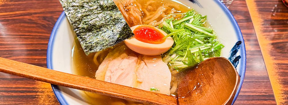 Una ciotola di ramen con uovo, carne e alga nori servita in un ristorante Afuri Ramen in Giappone.