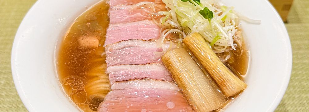 Una ciotola di ramen con carne d'anatra e porri servita in un ristorante Ramen Kamo to Negi in Giappone.