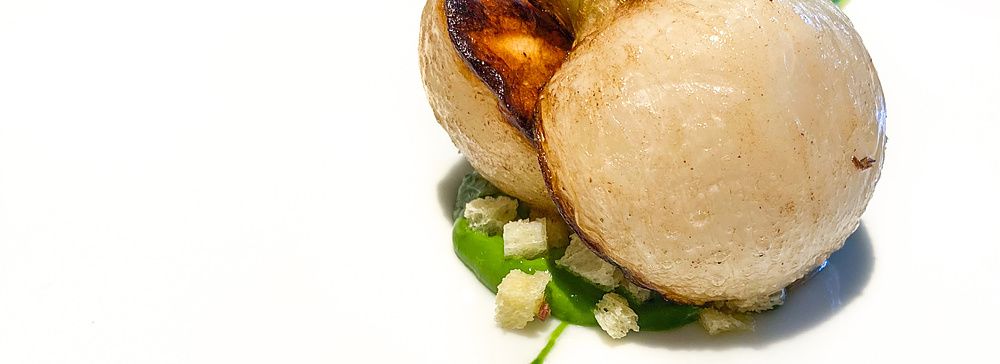 Il piatto iconico di L'Effervescense a Tokyo: una rapa cotta per oltre 4 ore a bassa temperatura su salsa verde.